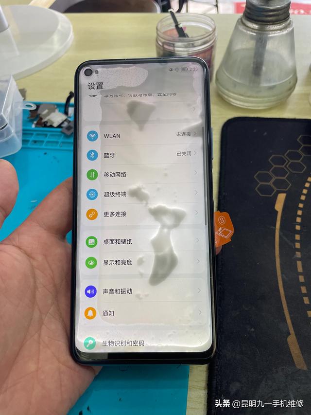手机屏幕花屏是什么原因（手机进水屏幕出现彩色条纹怎么办）(5)