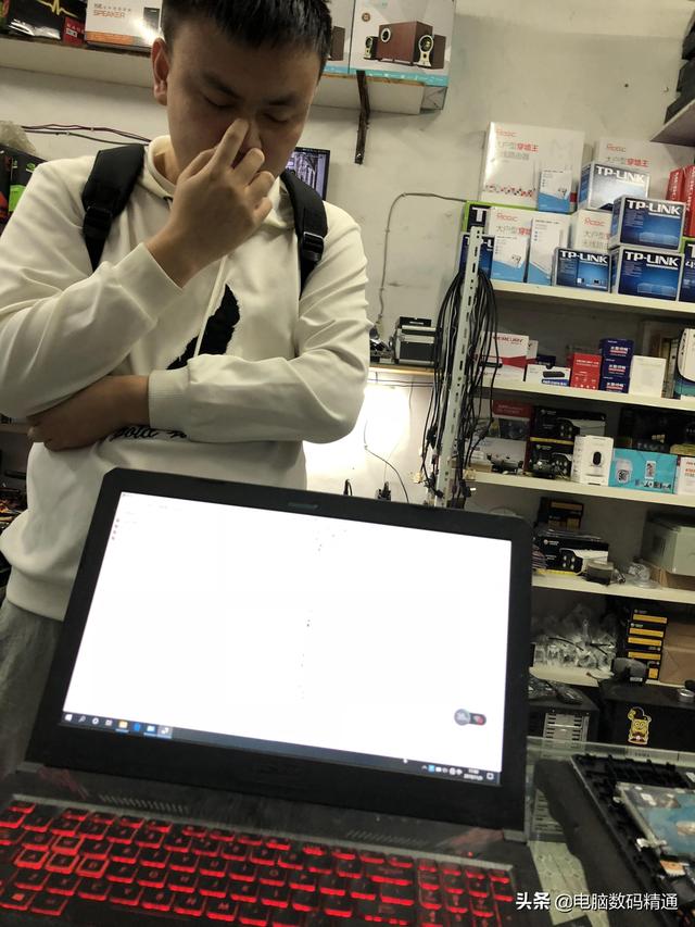 电脑白屏了是什么问题（电脑白屏卡死的原因及解决方法）(1)