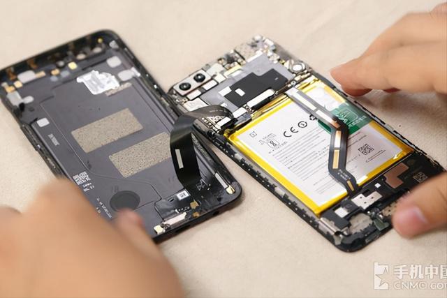 手机进水了怎么办把水震出来（手机进水的正确处理方法）(3)