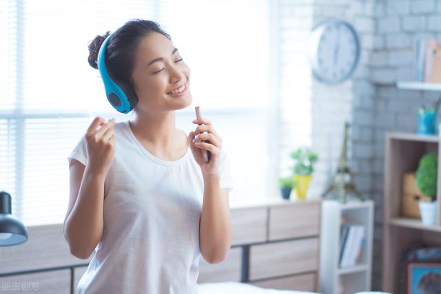 怎么听歌识别歌曲名（快速识别背景音乐的发发发）(1)