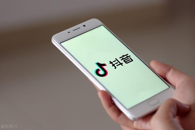 抖音播放量越来越少怎么回事（浅谈抖音播放量不上升的原因）(1)