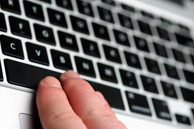 电脑空格键是哪个（电脑空格键的使用技巧）(3)