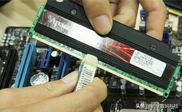 电脑花屏是怎么回事（电脑花屏的原因及排除方法）(2)