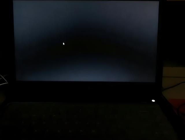 笔记本开不了机是怎么回事（电脑开不了机黑屏解决方法）(1)