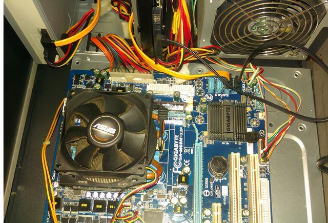 电脑屏幕不亮了是怎么回事(计算机不显示或屏幕不亮解决方法)(2)