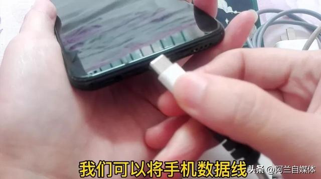 手机电池充不进电如何修复（手机充不上电了教你一招立马修复）(3)