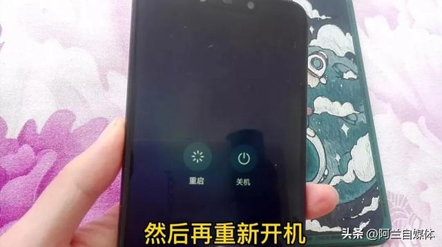 手机电池充不进电如何修复（手机充不上电了教你一招立马修复）(1)