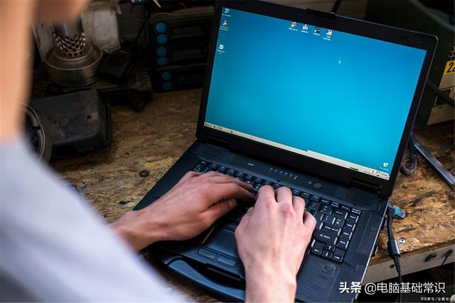 笔记本电脑启动后一直黑屏怎么办（笔记本电脑开机黑屏解决方法）(2)