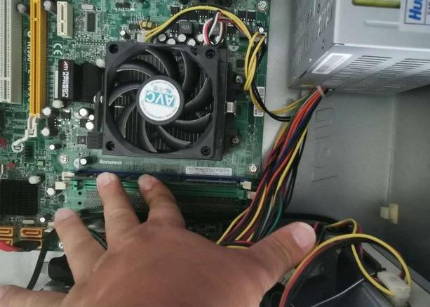 显示屏无信号黑屏怎么办（电脑显示器黑屏无信号原因及解决方法）(6)