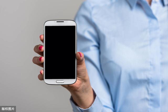 手机用着用着就黑屏怎么回事（手机突然黑屏的解决办法）(1)