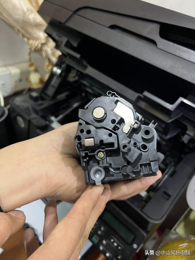 打印机墨盒怎么加碳粉（惠普打印机加碳粉的正确方法）(5)